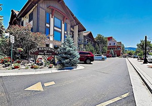 Remodeled 2 Bedroom Downtown Condo sleeps 6!