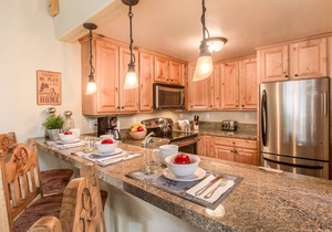 Remodeled Cabin, Private Gas Grill. Near The Village & Trails, Complex Pool
