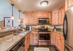 Remodeled Cabin, Private Gas Grill. Near The Village & Trails, Complex Pool
