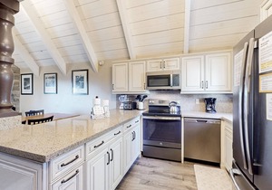 Remodeled condo with balcony & fireplace - walk to Village gondola