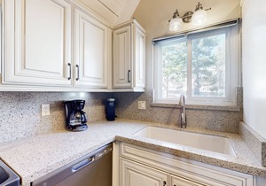 Remodeled condo with balcony & fireplace - walk to Village gondola