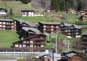 Renovated Apartment, Walking Distance to Slopes, South-West Balcony, Comfort Amenities