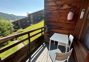 Renovated Apartment, Walking Distance to Slopes, South-West Balcony, Comfort Amenities