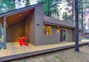 Renovated cabin with private hot tub, entertainment & SHARC access