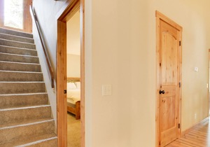 Renovated cabin with private hot tub, entertainment & SHARC access