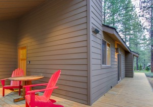 Renovated cabin with private hot tub, entertainment & SHARC access