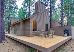 Renovated cabin with private hot tub, entertainment & SHARC access