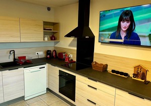 Renovated chalet for 6, Smart TV, WiFi, parking, pets allowed