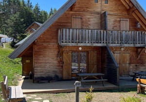 Renovated chalet for 6, Smart TV, WiFi, parking, pets allowed