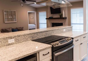 Renovated Destin Retreat. Close to Area Attractions, Dining, and More!