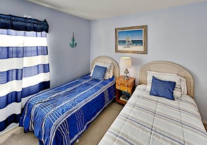 Restful Guest Cottage Pool 4 Blocks to the Beach