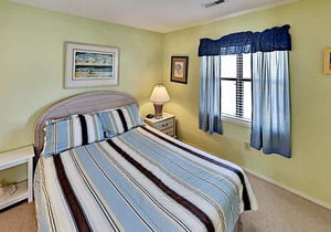 Restful Guest Cottage Pool 4 Blocks to the Beach