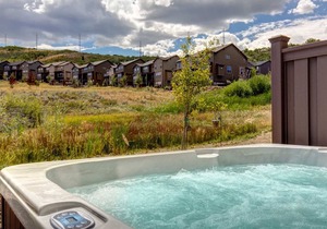 Retreat 13548 by Moose Management-Views! Private Hot Tub-Firepit-Gym-Near SKI