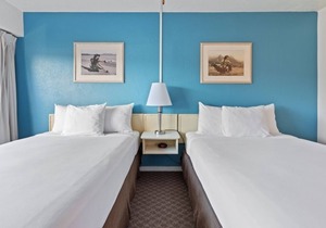 Right on the Water! 4 Great Units, Pets Allowed, Steps to Ho’aloha Park Beach!