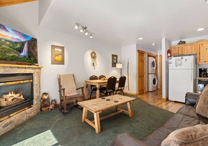 Riverfront Escape Private Hot Tub Close to RMNP
