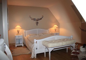 ROOMS, Bordeaux region, wine route, baths, cures.