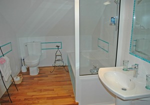 ROOMS, Bordeaux region, wine route, baths, cures.