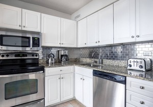 Roomy River North 2BR w/Gym, Deck & Pool, walk to Mag Mile, by Blueground