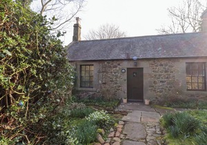 ROSE COTTAGE, pet friendly, with pool in Wooler