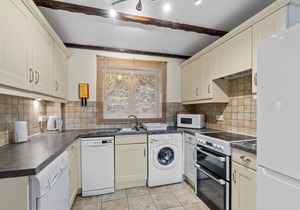 Rosewood Cottage is set within the well-manicured private grounds at Crylla Valley Cottages which in