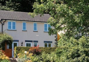 Rosewood Cottage is set within the well-manicured private grounds at Crylla Valley Cottages which in