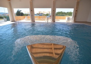 Rubinić A5, 200m to the beach, indoor heated pool, 4 people, free WiFi, parking