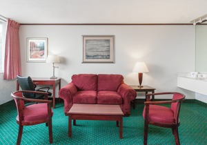 Schenectady Inn & Suites