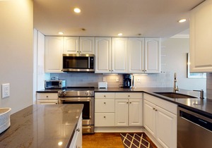 Sea Colony oceanfront 3rd floor condo w/shared sauna, basketball court, balcony