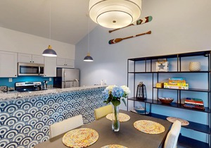 Sea Colony townhome with large deck, fast WiFi & central AC - fully renovated