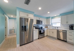 Sea Spray 5: *Heated Pool *Steps to beach *Close to shops and dining