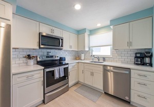 Sea Spray 5: *Heated Pool *Steps to beach *Close to shops and dining