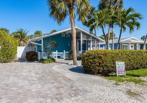 Sea Spray 5: *Heated Pool *Steps to beach *Close to shops and dining