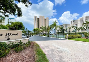 Sea Winds 1001: Amazing View! Beach Front Condo