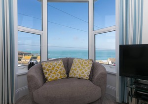 SeaCrest 2 - Contemporary Apartment With Views over Porthmeor Beach – Sleeps 4 – Parking for One Car
