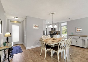 SeaPines, Stunning Remodel, Golf view, Walk to the Beach Club, 2 Free Bikes