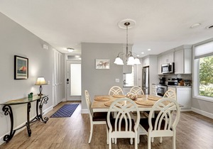 SeaPines, Stunning Remodel, Golf view, Walk to the Beach Club, 2 Free Bikes