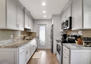 SeaPines, Stunning Remodel, Golf view, Walk to the Beach Club, 2 Free Bikes