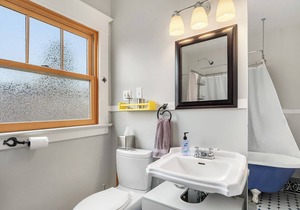 Seattle Vacation Home: New Queen Anne - Great Location | Spacious Master Suite! | 5 Star Hospitality