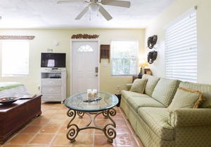 Secluded Cottage Close to Town w/Bikes & Hot Tub