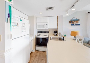 Second-floor condo with pool, hot tub, ocean view, fast WiFi & central AC