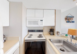 Second-floor condo with pool, hot tub, ocean view, fast WiFi & central AC
