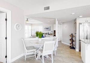 Second-floor condo with pool, hot tub, balcony & central AC