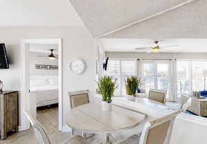 Second-floor condo with pool, hot tub, balcony & central AC