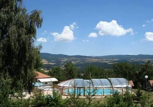 Semi-detached chalets sleeping 4 to 12, private terrace, covered swimming pool.
