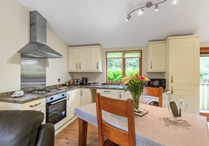 Semi-detached deluxe lodge offering the perfect romantic retreat.