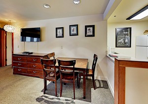 Seventh Mountain Resort | Pools, Hot Tubs & Gym | Mt. Bachelor Ski Shuttle