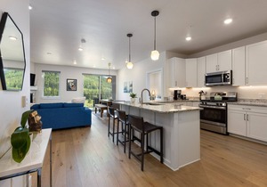Short Walk to Slopes/Shared Hot Tub/Sweeping Mountain Views