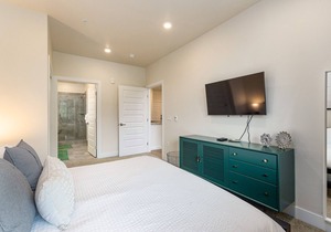Short Walk to Slopes/Shared Hot Tub/Sweeping Mountain Views