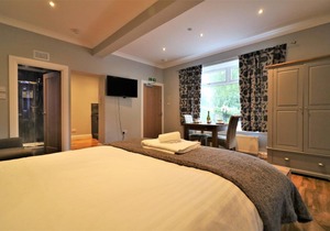 Signature - Linden Cottage Room 1