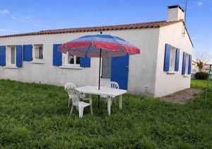 Single-story house with garden, pets on request, near the beach